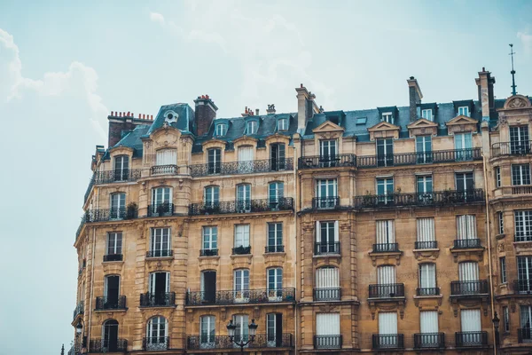 Old apartments in a classic style of architecture — Stock Photo, Image