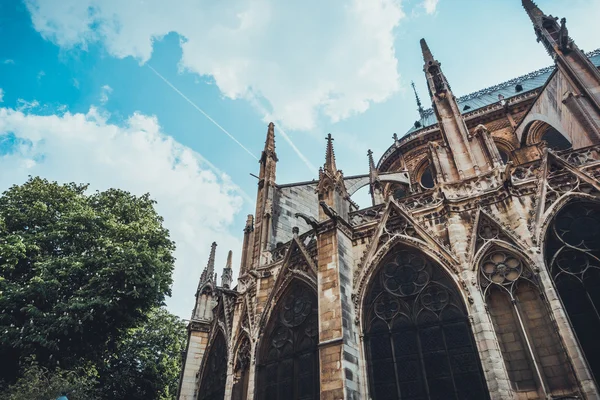 Igreja gótica histórica com janelas de tracery — Fotografia de Stock