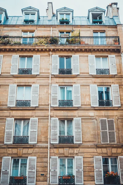 Trois colonnes de fenêtres d'appartement — Photo