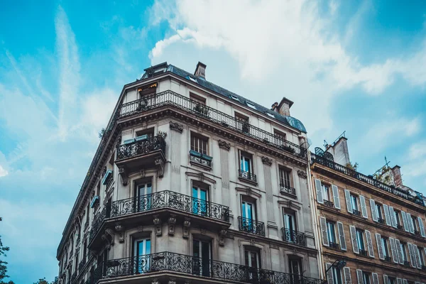 Façade élégante avec portes fenêtres sur vieil appartement — Photo