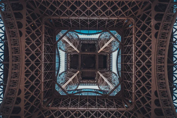 Взгляд в центр Эйфелевой башни, Париж — стоковое фото