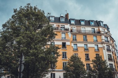 Sarı Tuğla Dormer windows ile bina