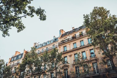 Zarif Avrupa daireler ağaçların arasından görüntülemek