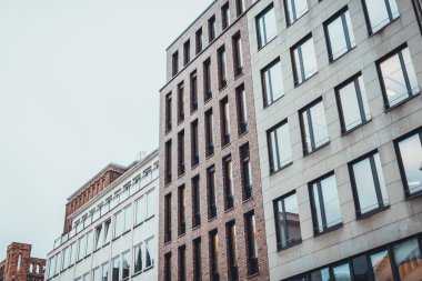 Şehir olay yerinden sıra ofisleri ile düşük açılı görünüş