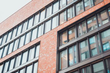 Tee şekil tuğla dış bina