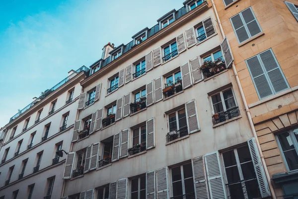 Appartements européens avec volets de fenêtre de style ancien — Photo