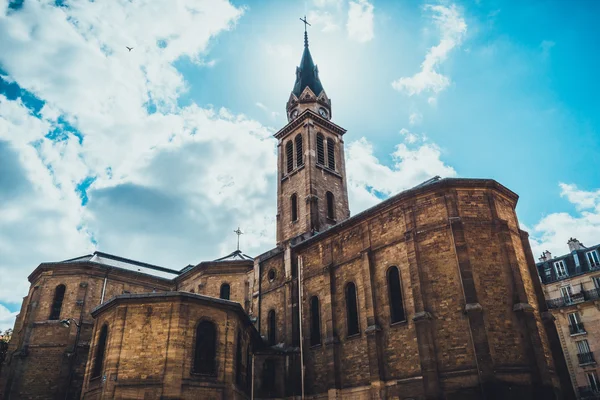 Iglesia histórica de ladrillo con campanario — Foto de Stock