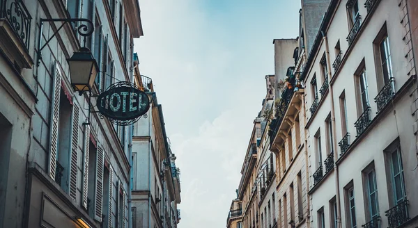 Otel işareti ve lamba cadde düzey görünümü kırpılmış