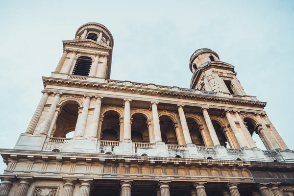 Building with pair of cupolas under stone columns — Stock Photo, Image