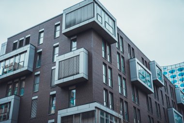 Karanlık tuğla başlanmasıyla alışılmadık verandalar ile renkli