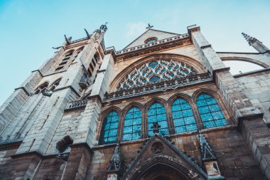 Kilise pencere paneli oyma üzerinde düşük açılı görünüş