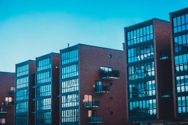 Koyu renkli kat mülkiyeti geç öğleden sonra