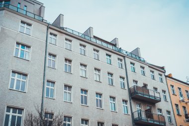 Çatı katındaki lojman ile başlanmasıyla gri renkli