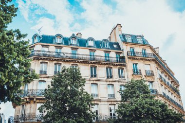 Yeşil eğdi çatılı dairelerin düşük açılı görünüş