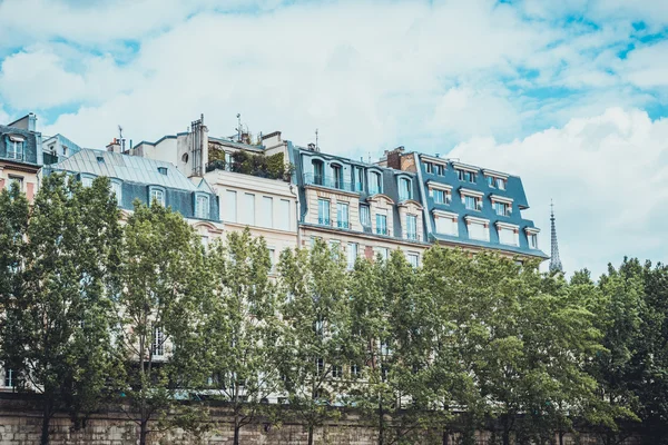 Rangées d'appartements avec des arbres en face — Photo