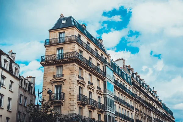 Vista de ángulo bajo en edificios de apartamentos en la ciudad —  Fotos de Stock