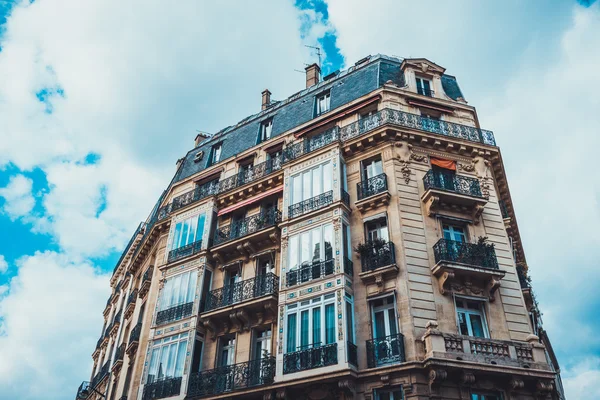 Altes Wohnhaus außen vom Himmel umgeben — Stockfoto