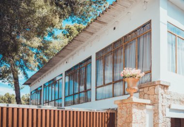 Kapalı perdeler ile geniş windows