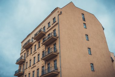 Berlin adlı bina turuncu