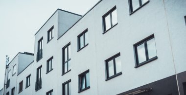 Modern ofis binası cephesi