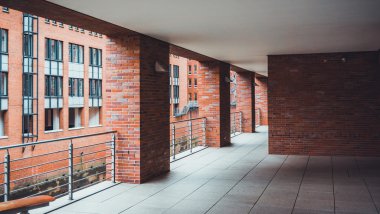 Boş dış yürüme yolu ofis binası