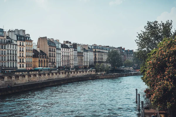 Empty urban canal with row of apartments beside it — Stock Photo, Image