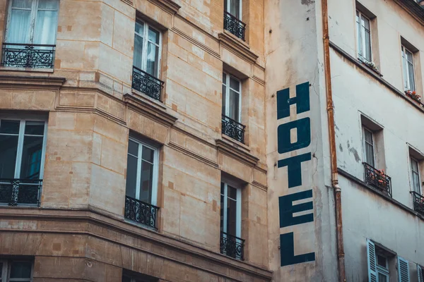 Texte de l'hôtel peint côté du bâtiment — Photo