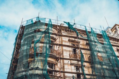 Yenileme devam eden bina düşük açılı görünüş