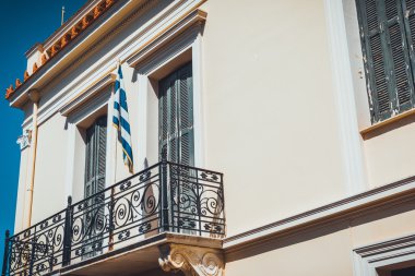 Yunan bayrağıyla balkon