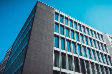 Çelik ve cam bina düşük açılı görünüş