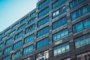 Karanlık dış ve windows ile yapı