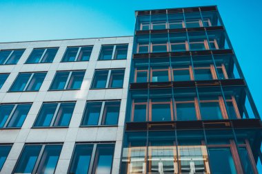 Dikey windows üzerinde ticari binalar