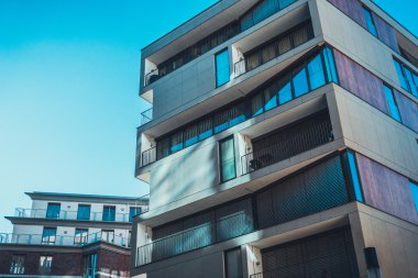 Büyük apartman kompleksi şeklinde bilgisayar kasaları gibi