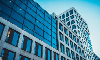 Büyük beton ve cam ticari bina