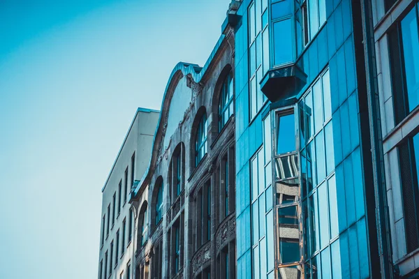 Apartamentos residenciais com janelas de vidro baía — Fotografia de Stock