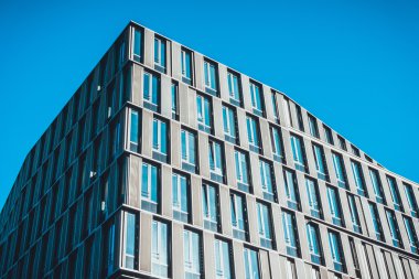 Ofis windows arasında sütunlarla Binası