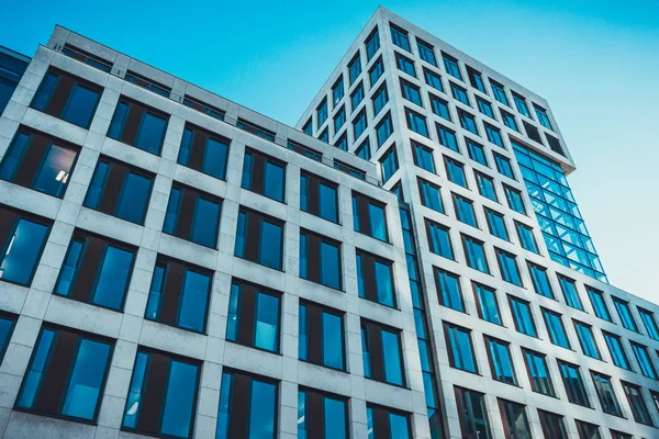 Otel kompleksi arkasındaki büyük pencereler açık alanı ile