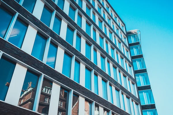 Düşük açılı cam ofis binası dış görünümü