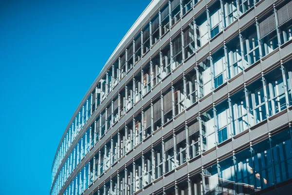 Lado redondo do edifício de escritórios de vidro e aço — Fotografia de Stock
