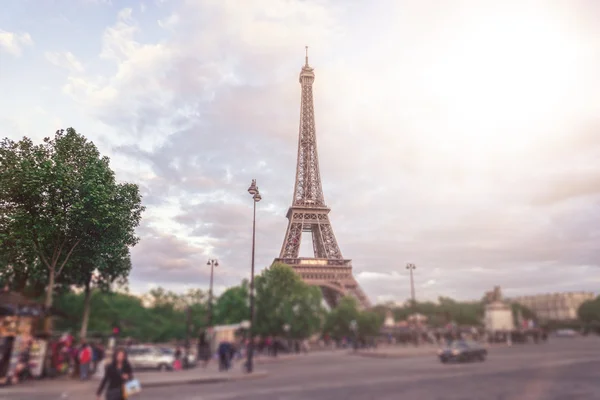 Эйфелева башня во Франции с ярким солнечным светом — стоковое фото