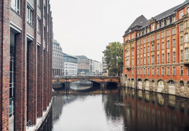 Kanal sahildeki binalardan görüntülemek