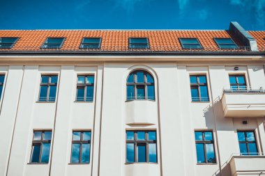 Gökyüzü yansıtan windows ile bina