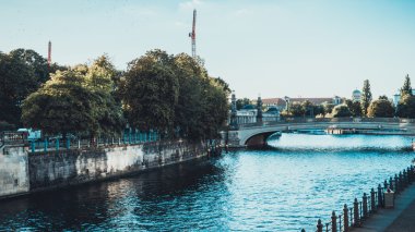 Parmaklıklar ile eski viyadük arasında geniş kanal