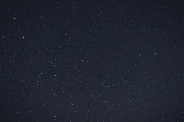 Güzel bir gece gökyüzü yıldızlarla dolu