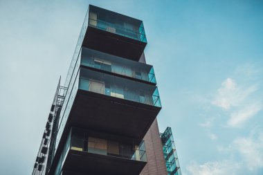 Yapışkanlık dışarı Balkonlu yüksek bina