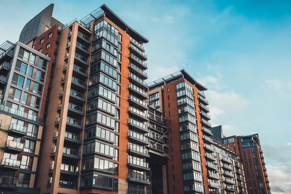 Hemel weerspiegelt in windows van hoge flatgebouwen — Stockfoto