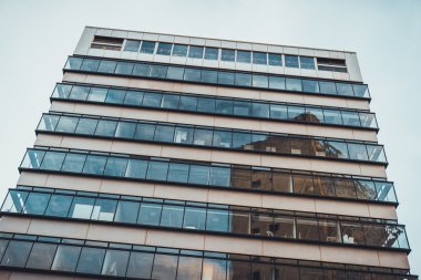 Modern ofis binası ile yansıtıcı windows