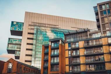 Çeşitli mimari tasarımların modern daireler