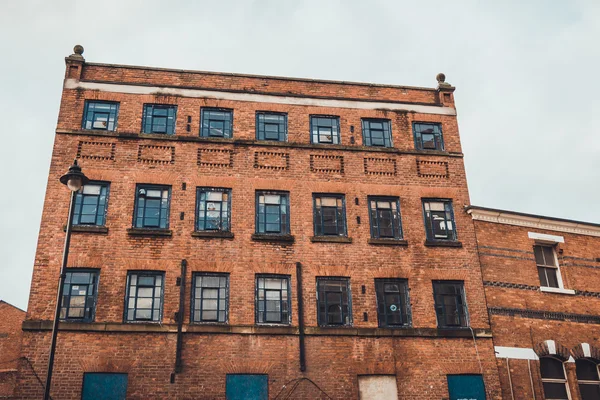 Edifício de tijolo industrial velho — Fotografia de Stock