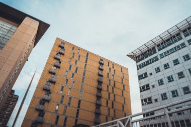 Beyaz ve Portakal Finans binalar